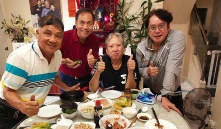 洪金宝晚年生活揭秘：从功夫巨星到拄拐买菜，身体状态大不如前
