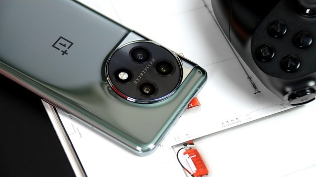 一加11与Pixel 7 Pro对比：旗舰手机长测体验与拍照性能深度解析